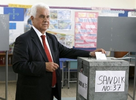 Nynější premiér Derviş Eroglu u voleb.